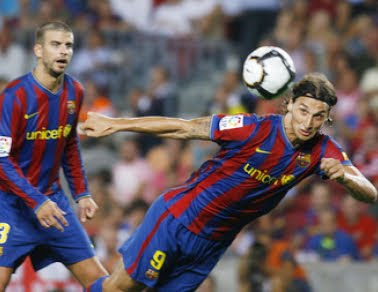 جوارديولا يقود برشلونة للفوز بثالث كلاسيكو على التوالي والصدارة ..فيديو Barcelona sporting zlatan ibrahimovic heading goal